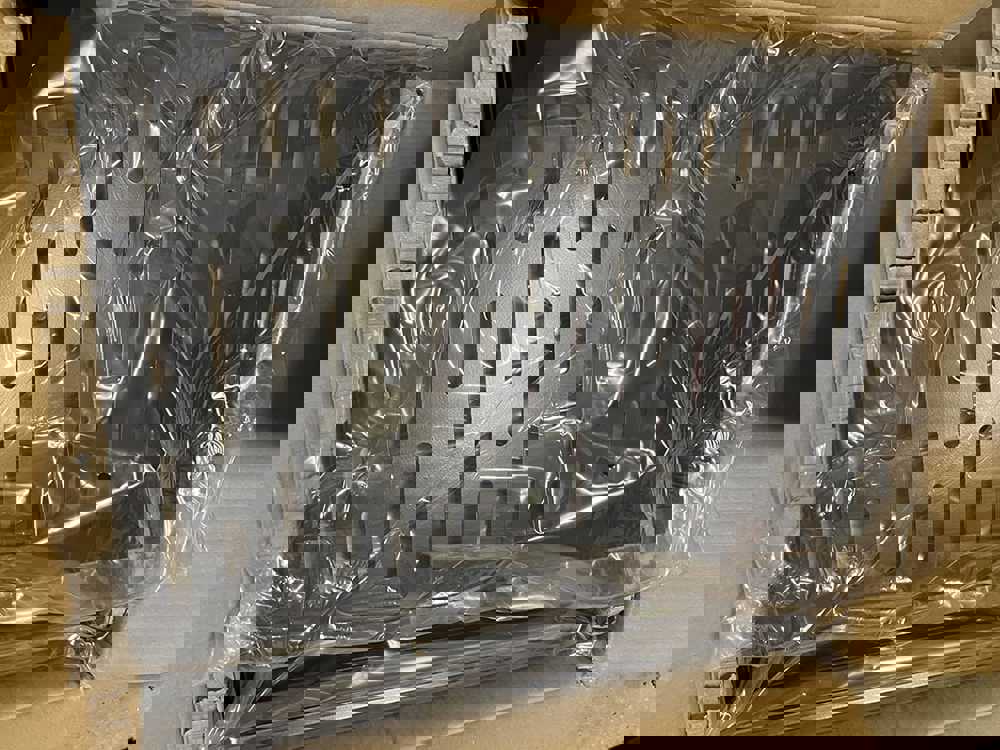555607