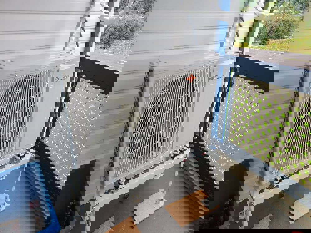 573632