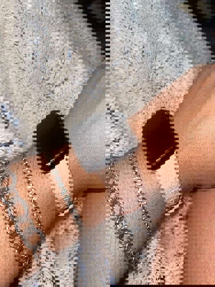 566298