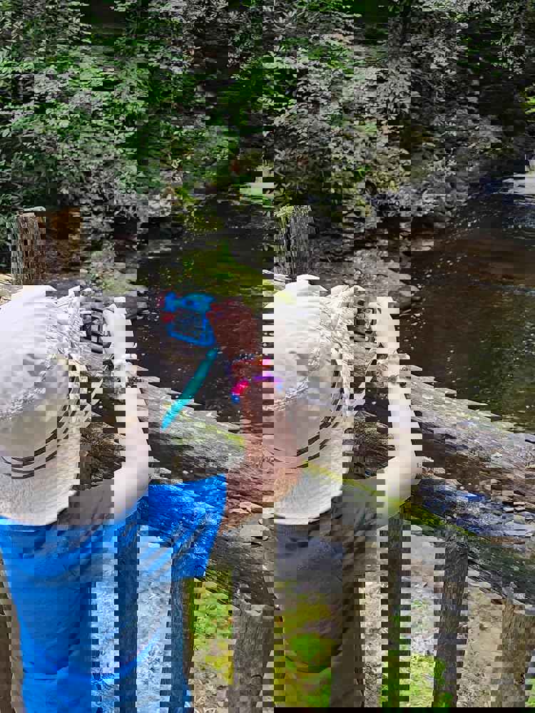 563189