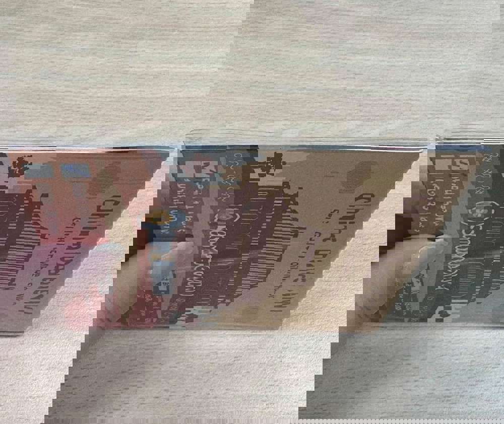 563049