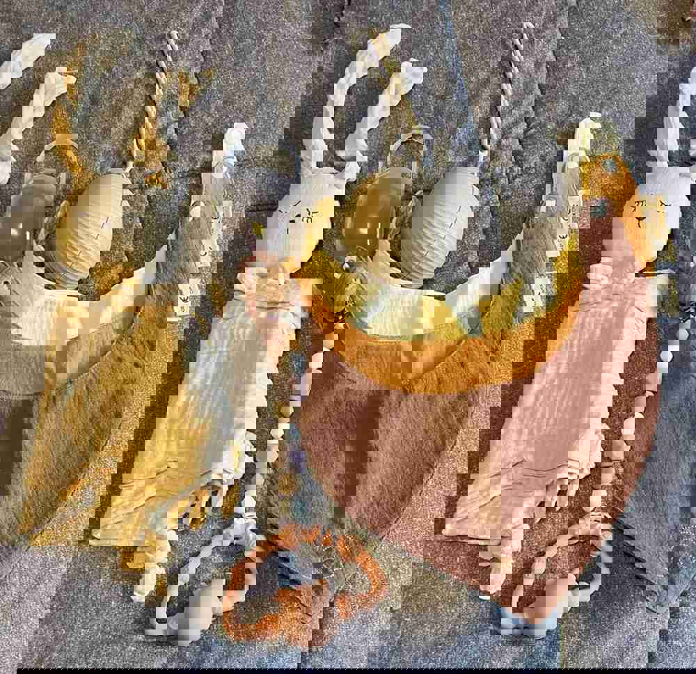 573878