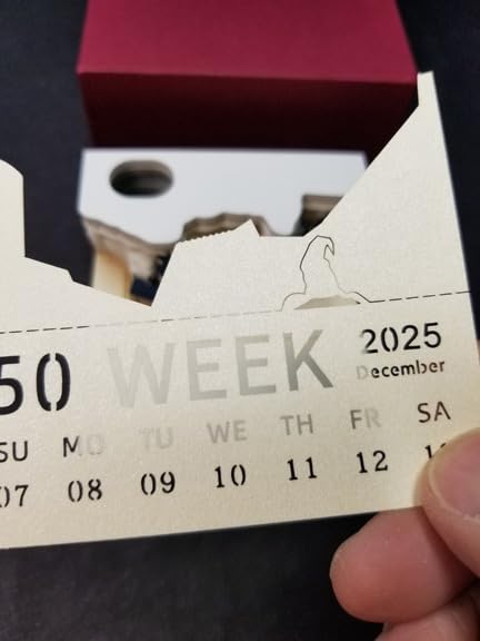 573637