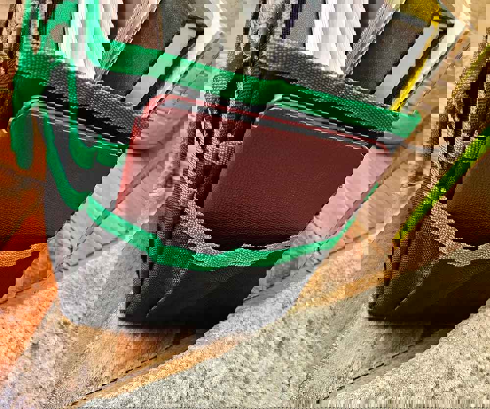 566832