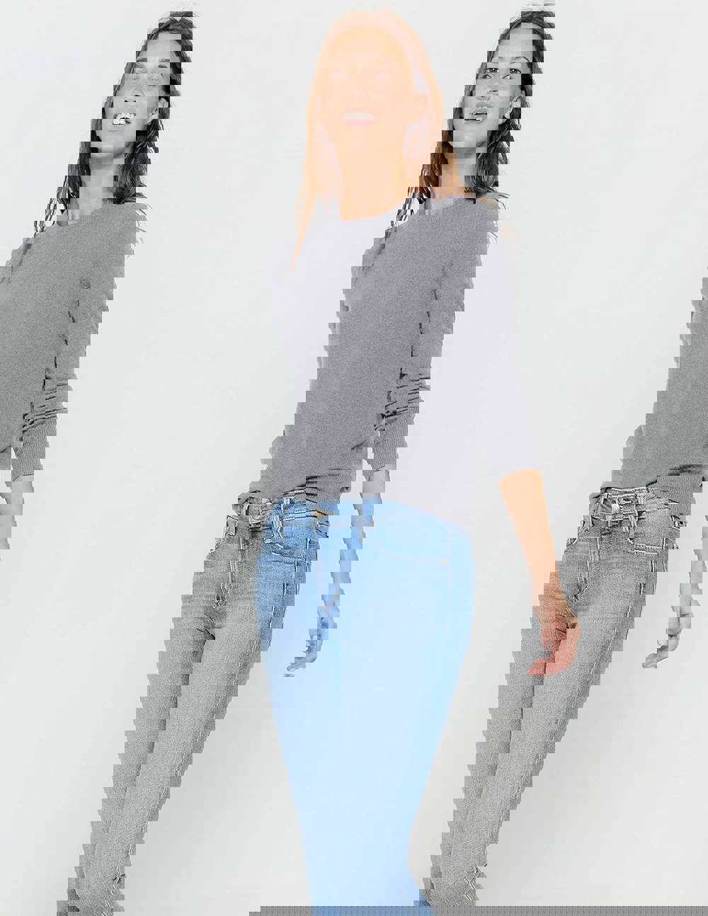 566023