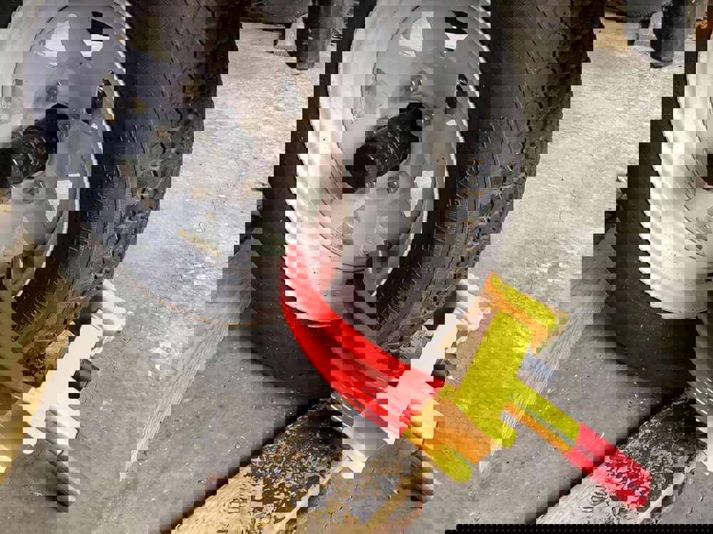 560738