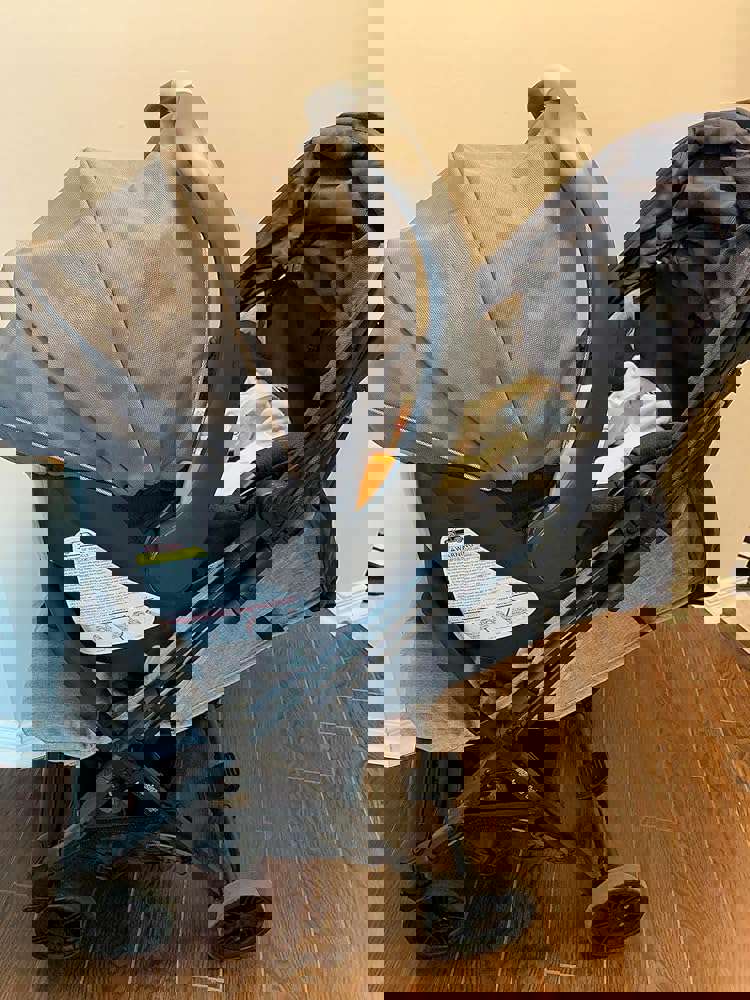 573911