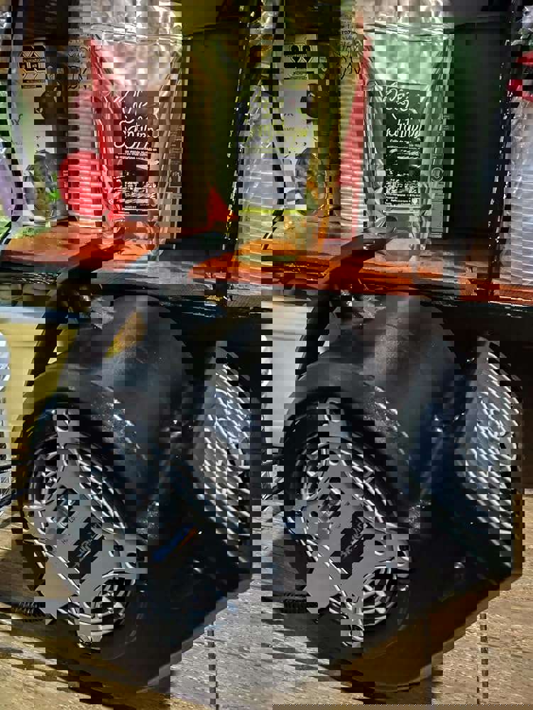 566817