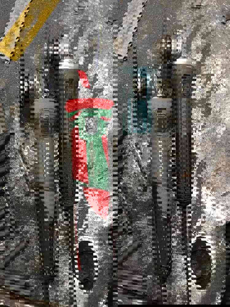 566643