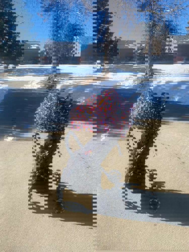 573907