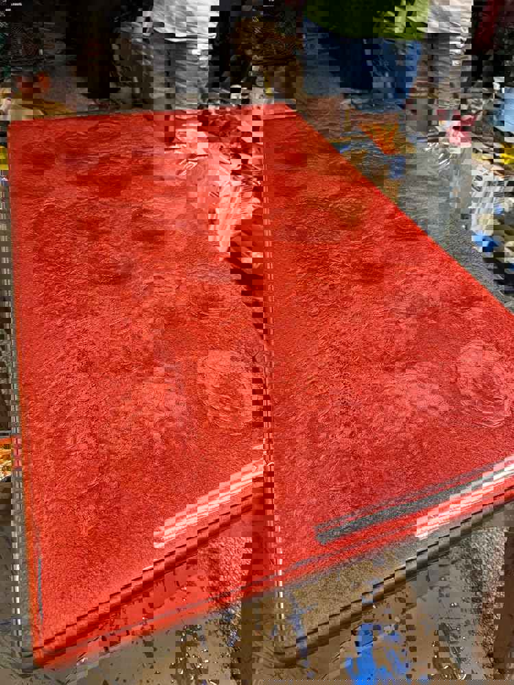 573890