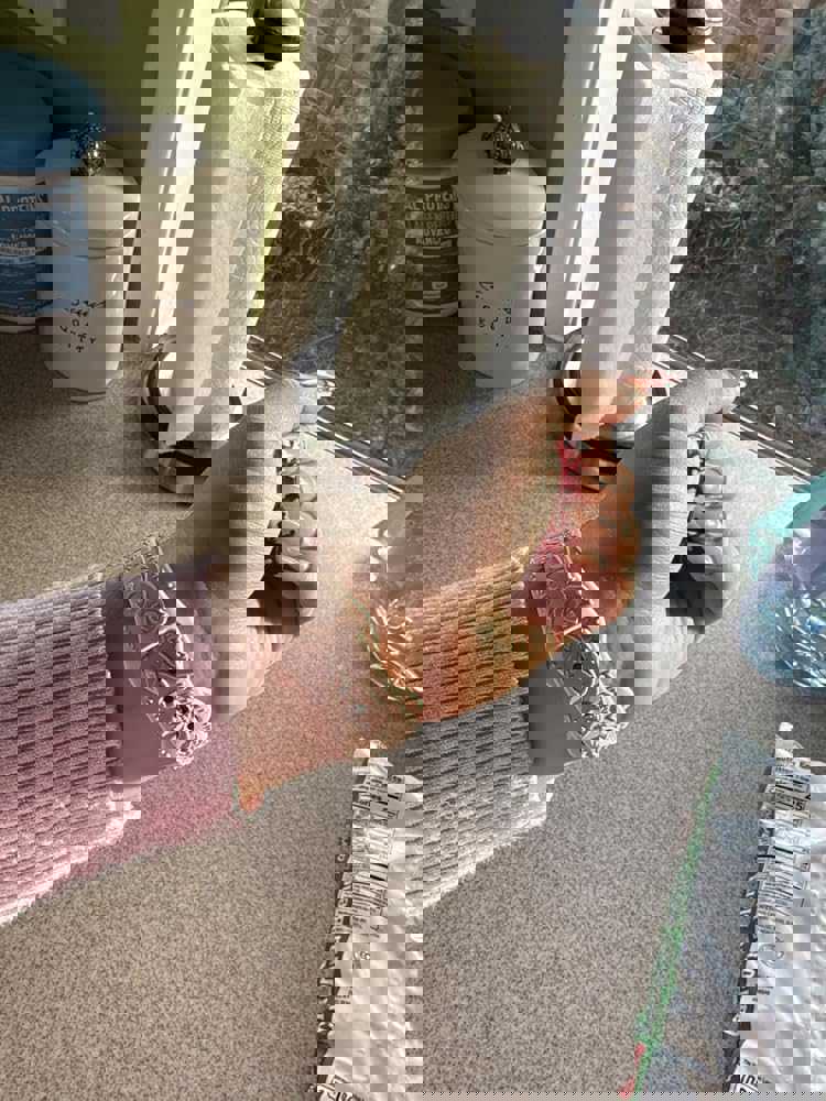 566300