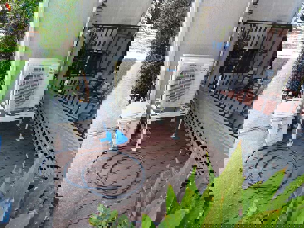 573631