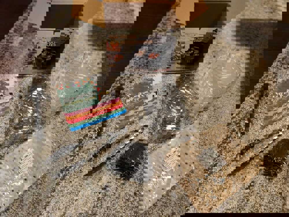 566729