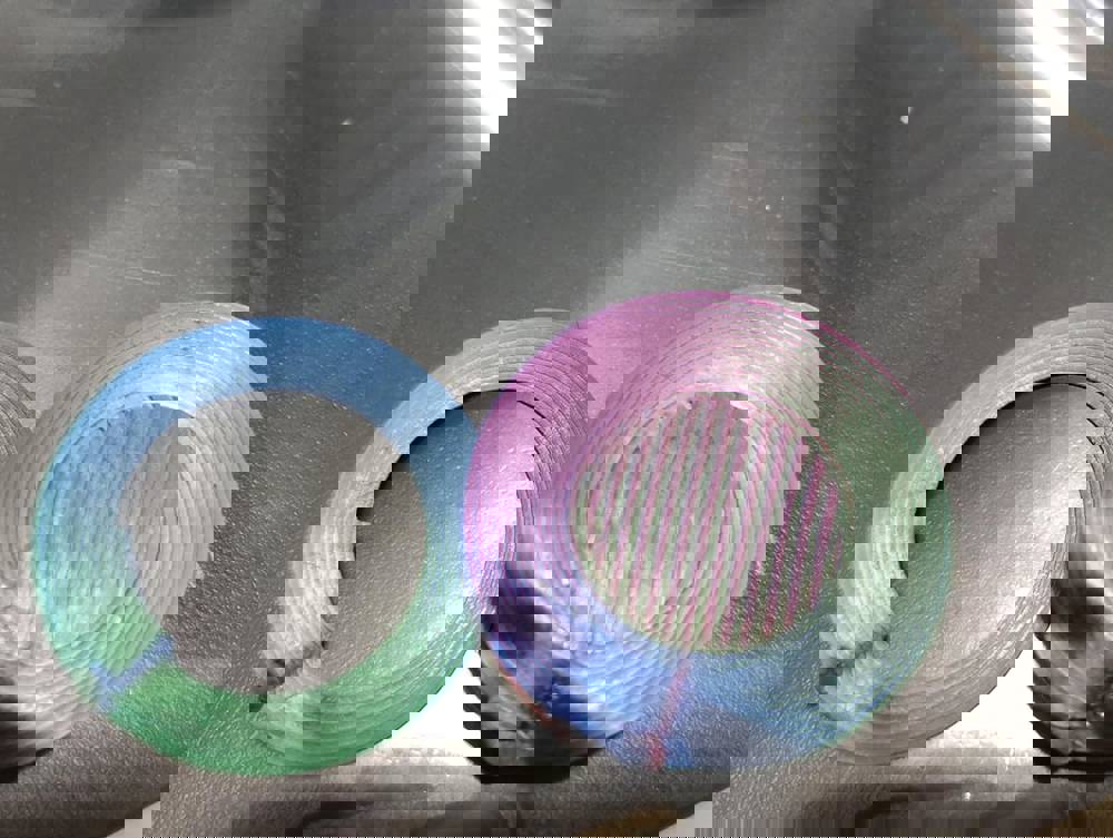 594976