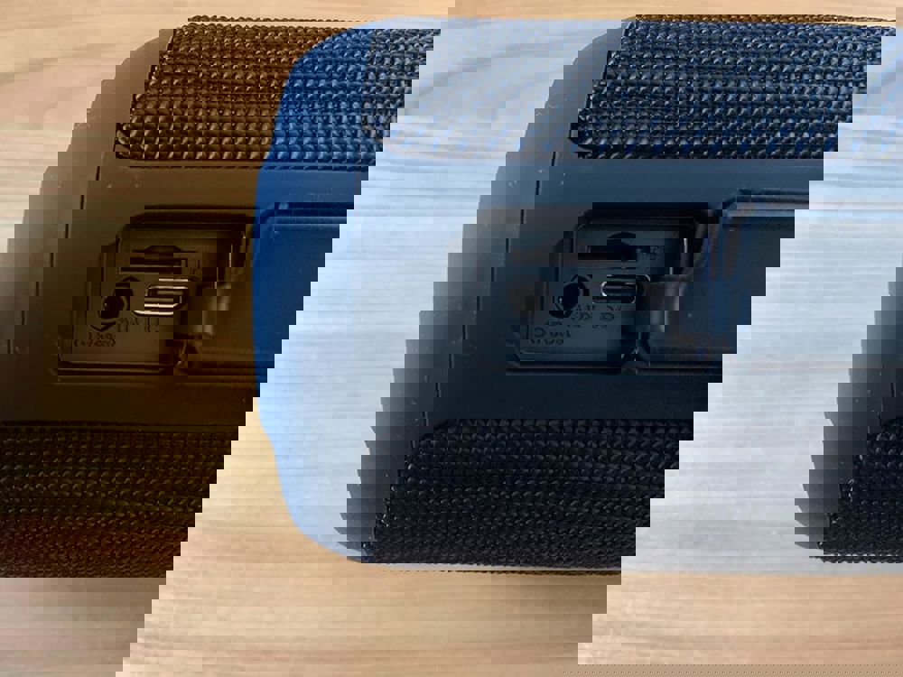 596158