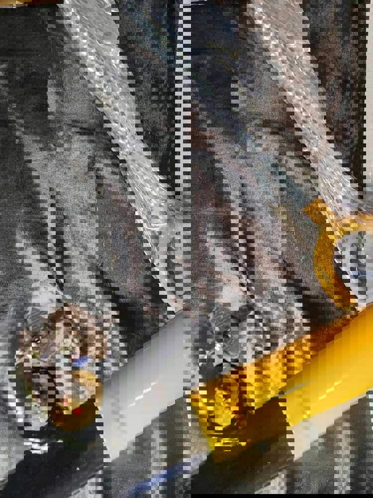 598025