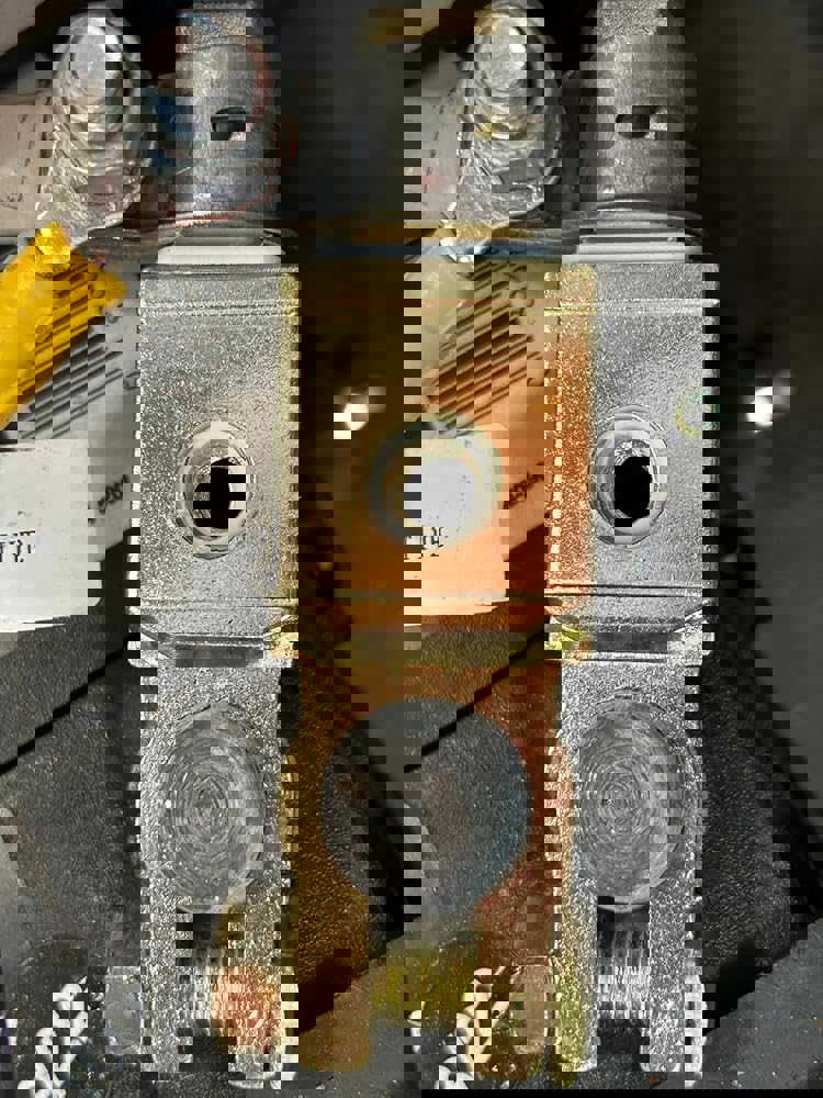 598033