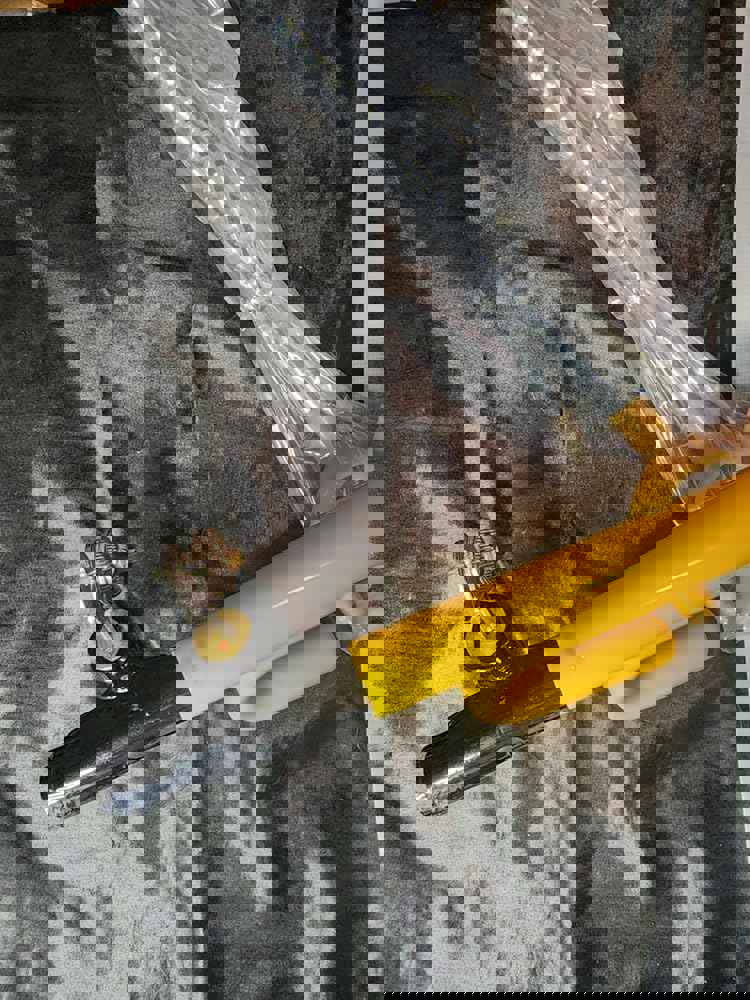 598023