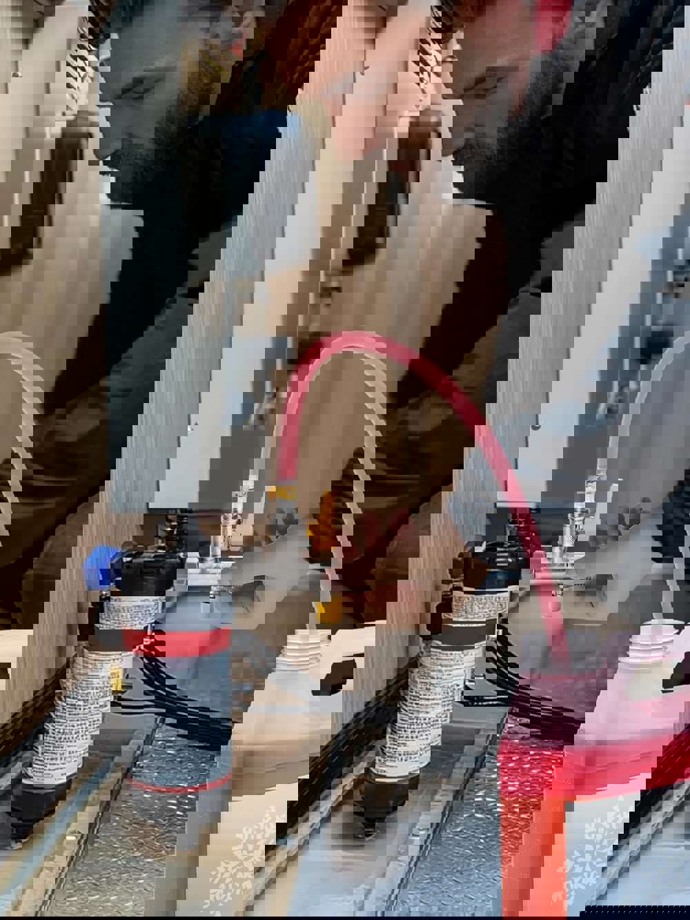 597885